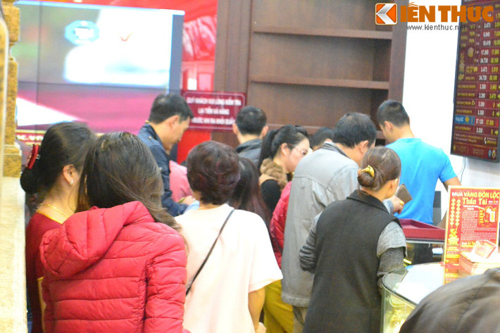 Khu vực quầy thu ngân lúc nào cũng đông kín người chờ tính tiền.