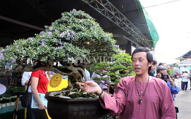 Nghệ sĩ Hoài Linh cho biết, đã nhiều lần tham dự cuộc thi bonsai của thành phố nhưng đây là lần đầu tiên được giải. Ảnh: Dân Việt.