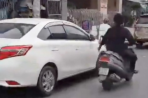 Trước đó, khoảng 14h chiều cùng ngày, tên Long 1 tay điều khiển xe máy hiệu Attiala, tay còn lại cầm hung khí chém kính chiếu hậu ô tô lưu thông trên đường Đinh Bộ Lĩnh (đoạn từ dốc cầu Bình Triệu qua bến xe Miền Đông, giao lộ Nguyễn Xí, Chu Văn An, Bạch Đằng...thuộc quận Bình Thạnh). Thậm chí có lúc, đối tượng này còn dừng xe chửi lại tài xế mà y vừa chém rớt kính chiếu hậu. Vụ việc được người đi đường dùng ĐTDĐ quay lại và gây rúng động dư luận. Ngay sau đó, Công an quận Bình Thạnh đã vào cuộc và bắt nhanh đối tượng.