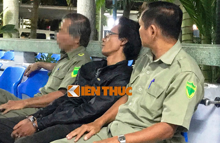 Lực lượng bảo vệ dân phố phải áp sát, trông giữ đối tượng.