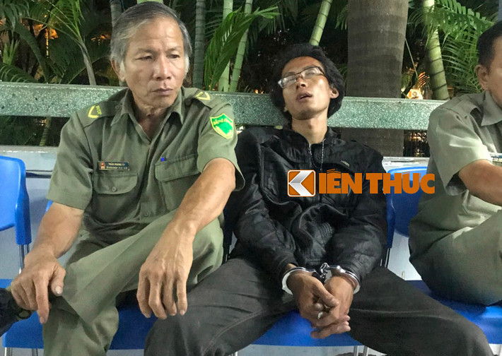 Đối tượng Long (áo đen) sau suốt hơn 7 tiếng đồng hồ gây ra vụ việc, vẫn chưa tỉnh táo.