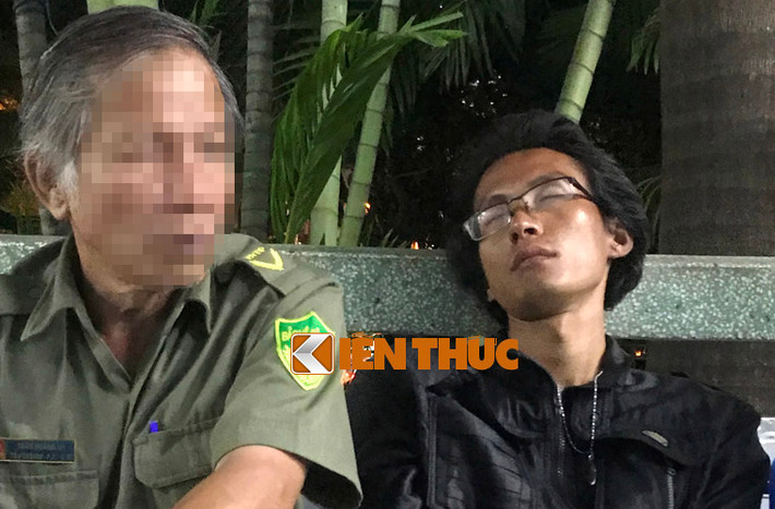 Kẻ điên cuồng (áo đen) gây ra vụ chặt chém kinh hoàng hàng loạt kính chiếu hậu của nhiều xe ô tô đang lưu thông trên đường phố Sài Gòn.