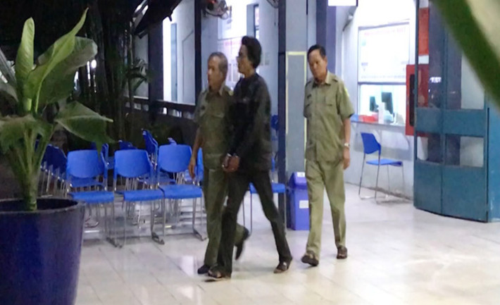 Đối tượng Long được lực lượng Công an, bảo vệ dân phố phường 26, quận Bình Thạnh đưa vào bệnh viện.