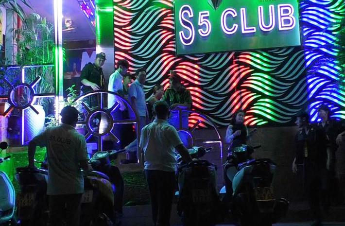 Tại quán bar Việt Giải trí Mới (số 5 đường Lý Tự Trọng, phường Bến Nghé, quận1) lúc rạng sáng khi bị kiểm tra, có hơn 120 khách đang giải trí. 2 bàn Vip tại đây khi bị kiểm tra có đến 13 người nghi vấn sử dụng ma túy. Ngoài ra dọc hàng lang đi lại trong quán bar, công an có thu nhặt được 1 số viên nén nhiều màu do dân chơi phi tang.