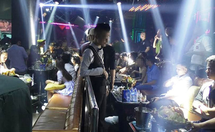 Còn tại bar Borocco (thuộc công ty cổ phần đầu tư thương mại dịch vụ Barocco, số 264Bis, đường Nam Kỳ Khởi Nghĩa, phường 8, quận 3), Công an lúc đột kích phát hiện có 200 dân chơi đang thác loạn...