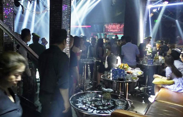 Khi kiểm tra bên trong các bàn khách của quán bar, Cảnh sát đã phát hiện tại bàn Vip 16 có 4 thanh niên nghi là sử dụng ma túy. Công an thu giữ trên bàn nhiều viên nén ma túy và nhiều viên nén khác vứt vương vãi dưới sàn nhà. Tại bàn Vip 31, khi thấy Công an ập vào, khách tại đây đã nhanh chóng rời bàn, lảng đi nơi khác. Tuy nhiên Công an có thu giữ 6 viên nén ngay trên bàn.