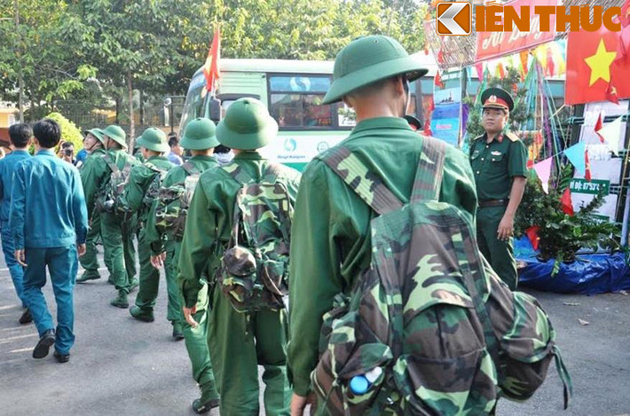 Phong thái chững chạc, nhanh nhẹn và đầy tính kỷ luật hiện rõ trên khuôn mặt, bước chân của những chàng tân binh 2016.