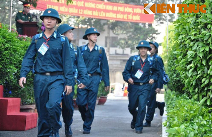 Phong thái chững chạc, nhanh nhẹn và đầy tính kỷ luật hiện rõ trên khuôn mặt, bước chân của những chàng tân binh 2016.