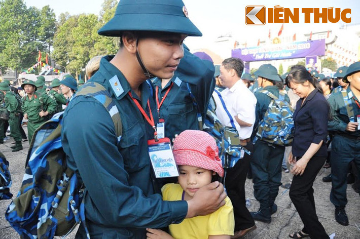 Người anh trai lưu luyến chia tay đứa em gái nhỏ của mình trước giờ phút cùng đồng đội lên xe về đơn vị.