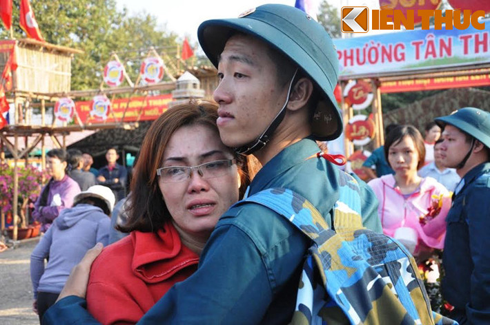Những người mẹ bày tỏ niềm hạnh phúc, hãnh diện trước sự trưởng thành của con trai của mình. Giây phút xúc động của người mẹ trẻ khi tiễn đưa con vào Quân đội nhân dân Việt Nam.