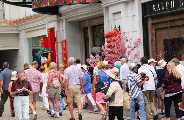 Những ngày giáp Tết Ất Mùi 2015, hàng nghìn du khách quốc tế từ khắp các nước vẫn đổ về TP HCM tham quan, du lịch.