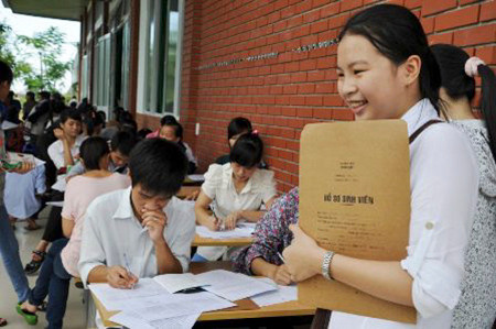 10. Hàng loạt trường đại học công bố điểm chuẩn trúng tuyển 2015 Theo thống kê đến hết buổi sáng 23/8, đã có khoảng 40 trường Đại học, Học viện công bố điểm chuẩn trúng tuyển năm 2015. Trong đó có nhiều trường top đầu như: Học viện Báo chí và Tuyên truyền có mức điểm chuẩn các chuyên ngành dao động từ 19 đến 23 điểm; Trường ĐH Thăng Long có mức điểm chuẩn các chuyên ngành dao động từ 17 đến 22 điểm;…