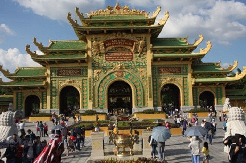 2. Công ty của ông Dũng 'Lò Vôi' bị truy thu gần 100 tỷ đồng Sáng 19/8, tỉnh Bình Dương đã công bố kết luận thanh tra toàn diện liên quan các sai phạm của Công ty cổ phần Đại Nam (Bình Dương) trong việc chấp hành các quy định pháp luật về đất đai. Đoàn thanh tra buộc Công ty Đại Nam phải nộp tổng số tiền thuế vi phạm và tiền xử phạt qua thanh tra là 99,05 tỷ đồng. Trong đó, riêng truy thu thuế là 58,6 tỷ, xử phạt hành chính 26,9 tỷ, thu tiền chậm nộp là 13,4 tỷ…