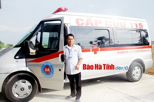 7. Thuê xe 115 đi 350km... rút - nộp hồ sơ cho con vào đại học Sáng 21/8, ông Nguyễn Quang Huy, Giám đốc Trung tâm cấp cứu 115 Hà Tĩnh xác nhận, vào khoảng 11h ngày 20/8 (ngày xét tuyển nguyện vọng 1 cuối cùng) gia đình chị N.T.T. ở khối 5, phường Đại Nài, TP. Hà Tĩnh quyết định phải ra Hà Nội gấp để đến Học viện An ninh rút hồ sơ và kịp nộp vào Trường ĐH Bách khoa trước 17h cùng ngày. Và, phương án khả thi được cả nhà nhất trí cao là thuê xe cấp cứu 115, sau đó gia đình đã đến kịp giờ, chuyển được hồ sơ đúng thời hạn.