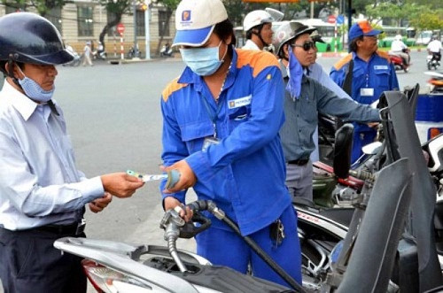 3. Xăng giảm giá từ 15h ngày 19/8 Giá bán lẻ xăng RON 92 được Tập đoàn Xăng dầu Việt Nam (Petrolimex) áp dụng từ 15h ngày 19/8 là 18.530 đồng một lít, giảm 770 đồng so với trước đó và thấp hơn 6 đồng so với mức trần mà cơ quan quản lý đưa ra. Giá bán xăng E5 là 18.040 đồng một lít (giảm 760 đồng), trong khi các mặt hàng dầu cũng lần lượt điều chỉnh 440-710 đồng một lít, kg. Tính chung trong năm 2015, giá xăng RON 92 đã trải qua 6 lần giảm (tổng cộng 4.390 đồng) và 4 lần tăng (tổng cộng 5.040 đồng).