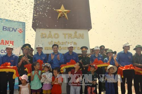 8. Khánh thành cột cờ chủ quyền Tổ quốc tại đảo tiền tiêu Đông Bắc Ngày 22/8, tại đảo Trần, huyện Cô Tô (Quảng Ninh), Ban thường vụ Tỉnh Đoàn, Hội Sinh viên Việt Nam tỉnh Quảng Ninh đã tổ chức lễ khánh thành cột cờ chủ quyền Tổ quốc. Cột cờ Tổ quốc trên đảo Trần được xây dựng bên cạnh Trạm Rada Hải quân 480, điểm cao nhất của đảo Trần với chiều cao 22,6 mét, đế trụ cờ và móng cột cờ được xây dựng bằng bêtông cốt thép, mặt hướng ra biển.