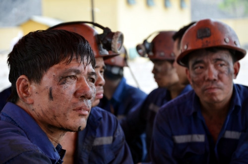 4. Bục túi nước hầm lò Quảng Ninh: 2 người chết, 10 người bị thương Khoảng 2h00, ngày 20/8, tại lò dọc - 95 thuộc khai trường than Thành Công, Công ty Than Hòn Gai (khu 5, phường Hà Khánh, TP Hạ Long) đã xảy ra sự cố bục túi nước trong đường lò khiến 1 người chết, 10 người bị thương và 1 người mất tích. Phía công ty đã phải huy động 200 thợ lò tinh nhuệ và các lực lượng khác cùng nhiều thiết bị phục vụ để tiến hành tìm kiếm công nhân gặp nạn. Đến 12h trưa ngày 22/8, lực lượng cứu hộ đã tìm thấy thi thể của anh Phan Anh Vân (công nhân phân xưởng 5) bị vùi lấp dưới than, đã tử vong.
