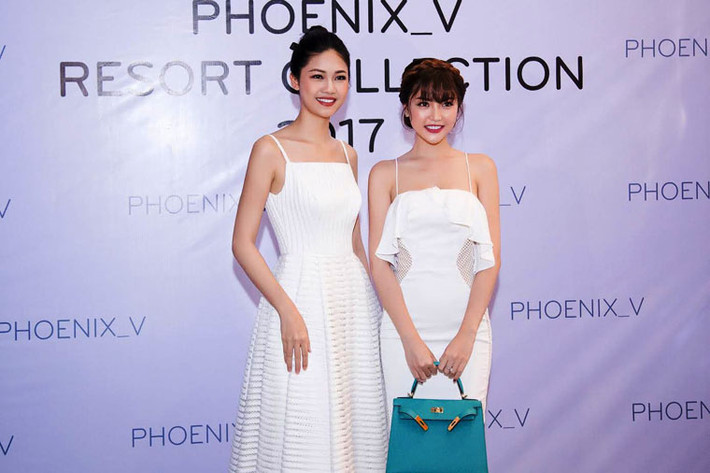 Diện cùng bộ đầm trắng thanh lịch, Ngọc Duyên chọn chiếc túi xách Hermes màu xanh rất thanh lịch. Đây là chiếc túi có giá hơn 200 triệu đồng.