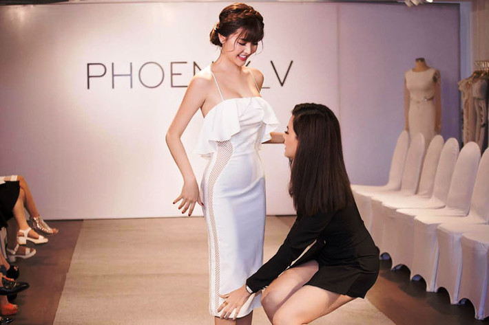 Tại sự kiện, Vũ Thu Phương còn nhiệt tình chỉnh váy cho Ngọc Duyên.