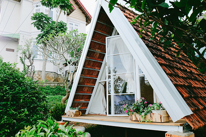 Căn nhà tí hon được thiết kế đơn giản nhưng dễ thương với view nhìn ra sân vườn xanh mát. Ảnh: Foody.