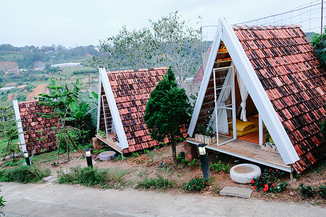 1. “Ngôi nhà tí hon" giữa vườn cổ tích " Ngôi nhà tí hon" Vanda garden hill Dalat nằm tại số 39 Triệu Việt Vương, Đà Lạt. Nơi đây cách trung tâm Đà Lạt khoảng 10 phút đi xe, với không gian xanh mát, đầy hương hoa và cỏ, tách biệt hoàn toàn với thế giới bên ngoài. Ảnh: Foody.
