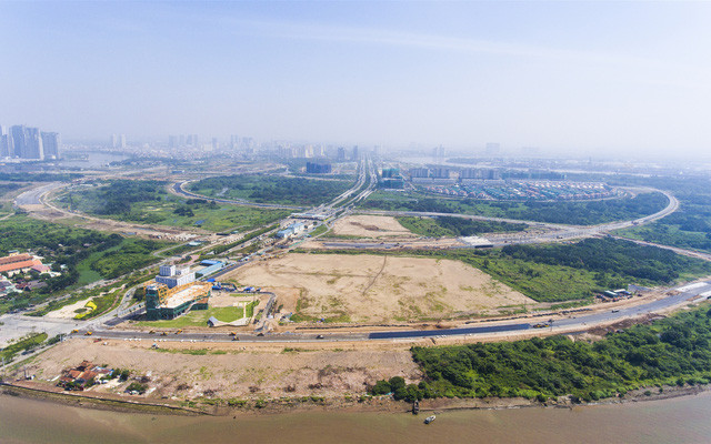 Để đầu tư xây dựng đô thị mới này, TP HCM đã mất 10 năm để giải tỏa trắng gần như toàn bộ bán đảo Thủ Thiêm, khoảng 15.000 hộ dân đã di dời để nhường chỗ cho siêu dự án. Thành phố cũng đã huy động gần 30.000 tỷ đồng để chi trả bồi thường, tái định cư. Ảnh: TTVN