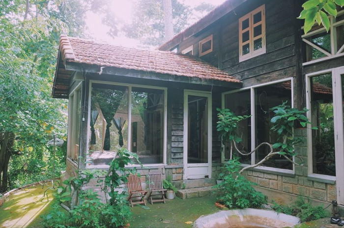 Điểm độc đáo của ngôi nhà là xung quanh đươc bao phủ bởi kính. Thử tưởng tượng xem mỗi sáng thức dậy từng ánh nắng len lỏi vào tận giường đánh thức bạn dậy giữa núi rừng tiếng chiêm chóc vây quanh còn gì tuyệt vời bằng. Ảnh: FB @angellam2411.