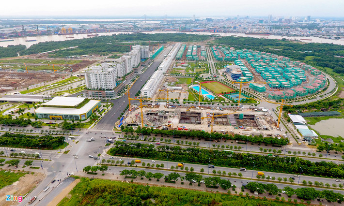 Góc phía nam là khu đô thị Sa La, một trong những dự án thuộc khu đô thị Thủ Thiêm đã bắt đầu hoàn thiện những dãy nhà phố, biệt thự liền kề và nhiều tòa nhà căn hộ chung cư, văn phòng... Ảnh: Zing.