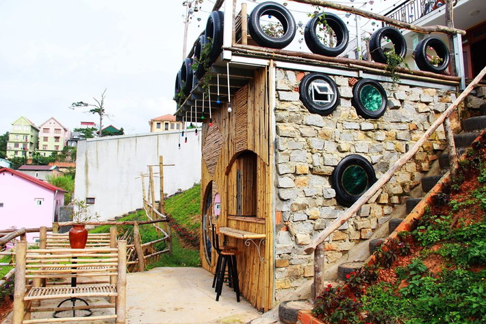 Khuôn viên biệt thự Hobbit Đà Lạt rộng 1200 m2 gồm 1 biệt thự chính có 4 phòng ngủ và 2 bungalow. Ảnh: ddau.com.vn.