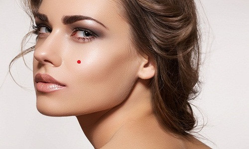 Nốt ruồi son ở giữa má cho thấy quyền lực, sức mạnh bị suy giảm. Theo đó, nó cũng khiến đối phương không còn sự quan tâm tới bạn. Ảnh minh họa: A2ua.