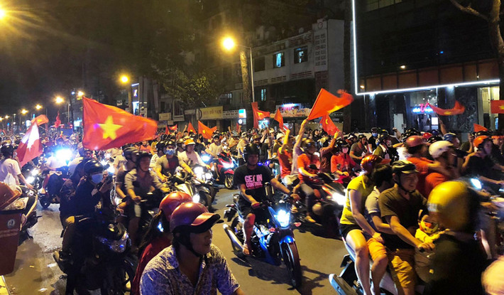 Đêm qua 27/8, có lẽ là đêm khó quên nhất của hàng chục triệu người dân Việt Nam khi lần đầu tiên đội tuyển U23 Việt Nam bước chân vào bán kết môn bóng đá tại đấu trường châu lục, sau chiến thắng nghẹt thở 1-0 trước đội tuyển Olympic Syria.