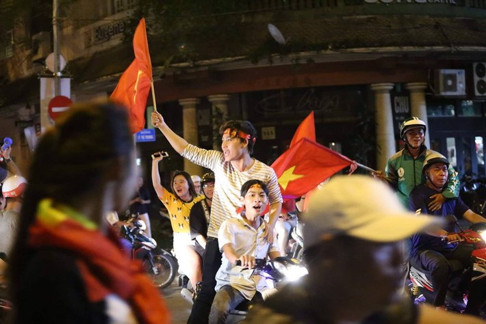 Nhiều thanh niên không đội mũ bảo hiểm, nẹt pô xe inh ỏi...xuống đường "bão đêm" sau chiến thắng của đội tuyển bóng đá Việt Nam
