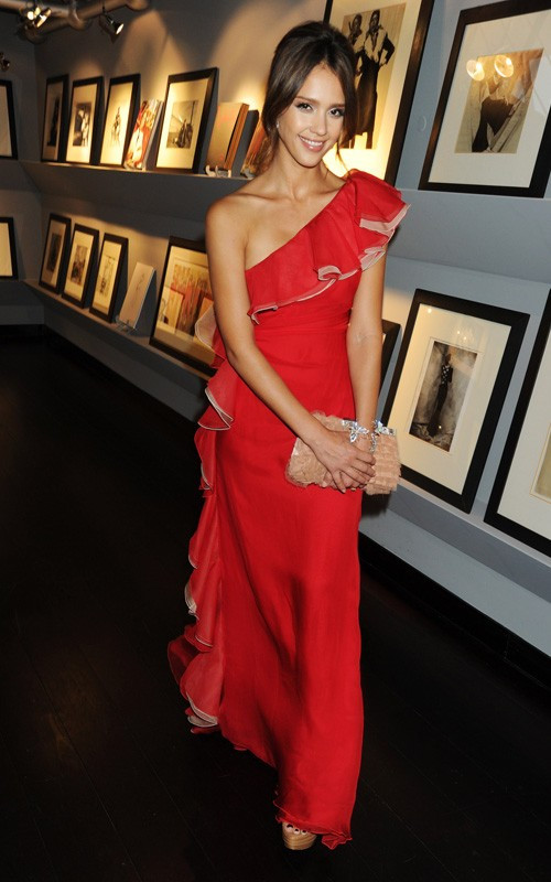 Jessica Alba duyên dáng với đầm đỏ cách điệu. Ảnh: JJB.