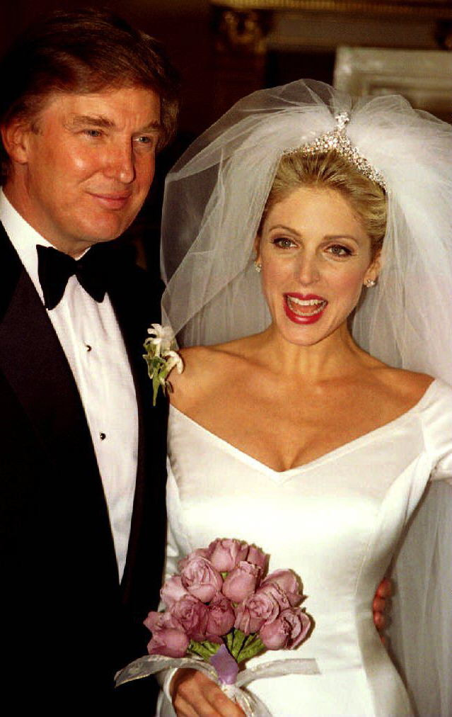 Một năm sau ngày ly hôn người vợ đầu tiên, ông Trump kết hôn với cựu hoa hậu Marla Maples. Ảnh: Romper.