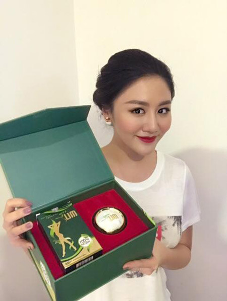 Ca sĩ Văn Mai Hương chia sẻ trên trang cá nhân: "Ai cũng tò mò Hương giảm cân và giữ gìn vóc dáng như thế nào? Do lịch trình công việc khá bận rộn không có thời gian tập luyện nhiều như trước kia nên hôm nay Hương xin bật mí nhé cả nhà. Đây là viên Thảo mộc Detox Giảm cân Sen Slim 100% thiên nhiên nên Hương dùng mà không sợ mệt mỏi gì nhé, vì còn giữ sức khoẻ để còn đi show nữa chứ không có dám dùng linh tinh đâu á. Thông tin và ảnh: Khám phá.