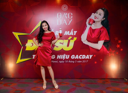 Theo thethaovanhoa.vn, chia sẻ tại buổi lễ trở thành đại sứ thương hiệu Gacday vào ngày 18/3, MC Ốc Thanh Vân từng cho biết: "Gacday (gấc đây) là một thương hiệu đến từ Tây Ban Nha đang dẫn đầu công nghệ thực phẩm nước uống dinh dưỡng làm đẹp, trị nám, cũng như hỗ trợ phòng tránh ung thư. Không riêng tôi là rất nhiều chị em trọng giới giới Showbiz cũng đang rất yêu thích sản phẩm này". Ảnh: SK&MT.