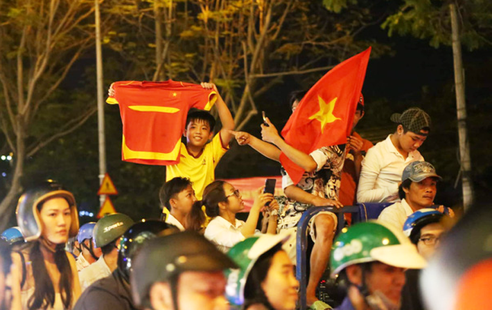 Không khí tưng bừng trong đêm chiến thắng của Đội tuyển bóng đá Việt Nam.