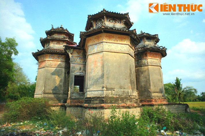 Lăng mộ cổ nằm trên gò đất cao khỏi đầu người, được xây dựng bằng xi măng Hải Phòng cùng gạch, ngói, gỗ. Ảnh: Quốc Quân.