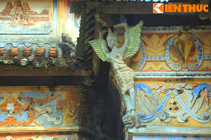 Hình ảnh vị thần Cây-nor giang tay chống đỡ mái - nét kiến trúc đặc trưng của chùa Khmer. Ảnh: Quốc Quân.