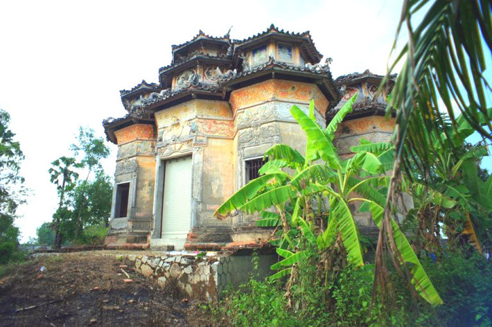 Ông Hàm Huỳnh Kỳ, một trong 10 đại địa chủ nổi tiếng nhất miền Tây Nam bộ thời thuộc địa. Lúc sinh thời, ông Hàm đã mua chức huyện, nên còn được gọi là huyện Hàm. Ông mất năm 60 tuổi, chôn cách thị trấn Cầu Kè khoảng 4km bên quốc lộ 54 về phía Hựu Thành (Trà Ôn, Vĩnh Long). Ảnh: Quốc Quân.