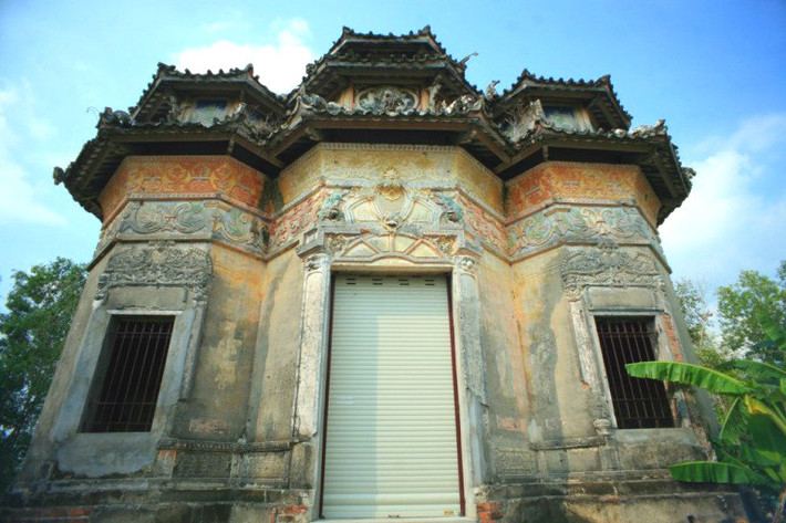 Khu lăng mộ hoành tráng của ông do kiến trúc sư Trần Công Quan ở Sài Gòn thiết kế, nhóm thợ Sóc Trăng, Cần Thơ khởi công năm 1944, hoàn thành năm 1947. Ảnh: Quốc Quân.
