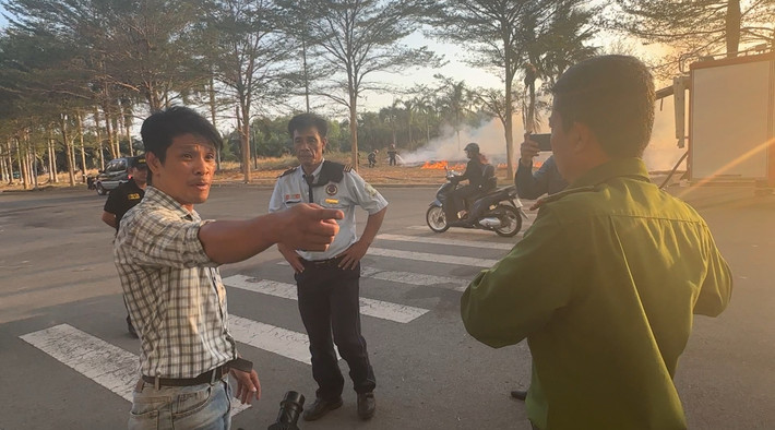 Người dàn ông (chỉ tay) được Công an đưa về trụ sở làm rõ vụ việc.