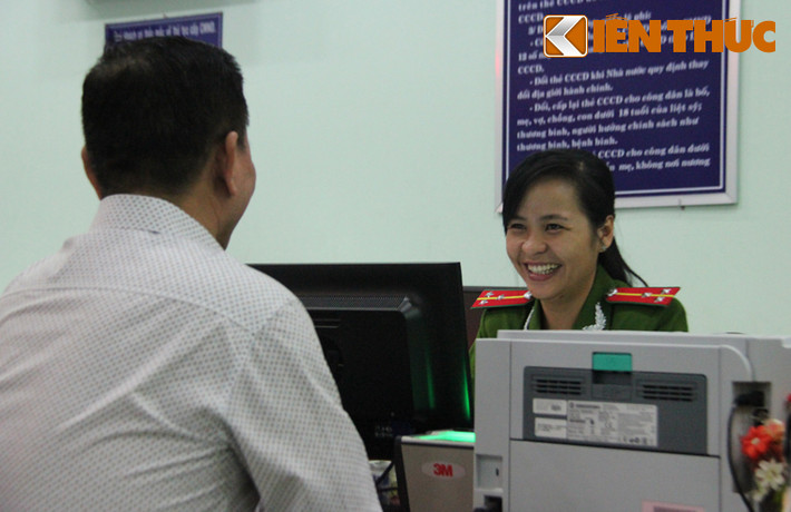 Trung tá Trần Đình Long khẳng định: "Đến cuối giờ chiều qua 3/1, mọi công tác chuẩn bị, cài đặt phần mềm cho việc cấp thẻ CCCD đã hoàn tất và trong buổi sáng làm việc đầu tiên hôm nay 4/1 mọi việc diễn ra trôi trảy..."