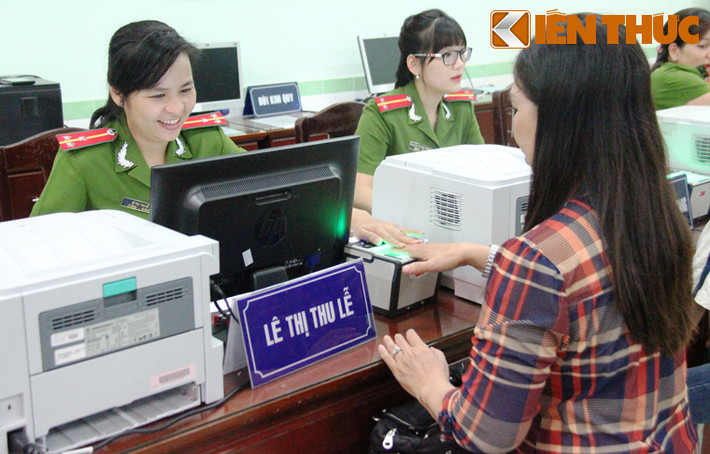 Nhiều cán bộ, chiến sĩ Đội đổi, cấp - Quản lý CMND và giấy tờ đi lại khác được tăng cường tối đa để phục vụ người dân. Dù đông đúc nhưng các cán bộ Công an vẫn hết sức nhiệt tình, niềm nở, luôn nở nụ cười khiến người dân vô cùng hài lòng.