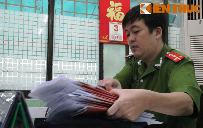 Mới hơn 9h sáng 4/1, hàng trăm hồ sơ đã được tiếp nhận khiến cán bộ Công an phải thông báo người dân trở lại vào buổi chiều.