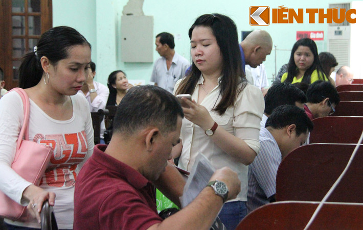 Tuy nhiên Trung tá Long khuyến cáo người dân không nên đổ xô đi làm thẻ CCCD nếu chưa thực sự cần thiết để tránh tình trạng quá tải, mất thời gian vì CMND loại 9 và 12 chữ số vẫn có giá trị sử dụng như thẻ CCCD. Ngoài ra người dân cũng không nên đi xét nghiệm máu vì thông tin này có cũng được, không có cũng được.