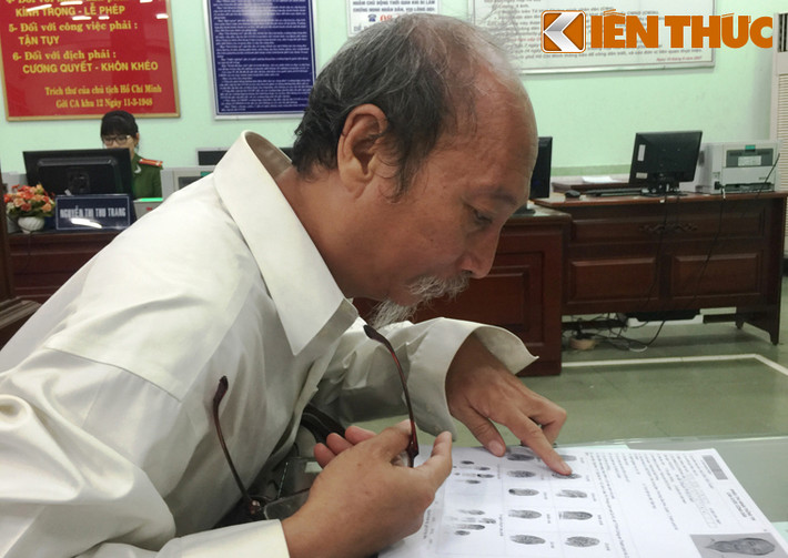 Bác Nguyễn Tiến Thành (ngụ quận 1), người dân đầu tiên làm thủ tục đổi thẻ CCCD trong sáng 4/1. "Tôi rất hài lòng với thái độ làm việc của cán bộ Đội cấp đổi,thẻ CCCD vì sự nhiệt tình, chuyên nghiệp của họ.", bác Thành nhận xét.