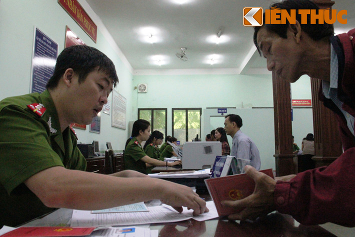 Các cán bộ nhiệt tình hướng dẫn cho người dân.