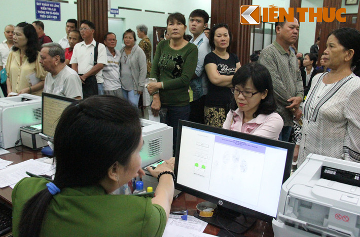 Mới gần 9h sáng, khu vực làm thủ tục cấp đổi thẻ CCCD tại PC64 đã đông nghịt người.