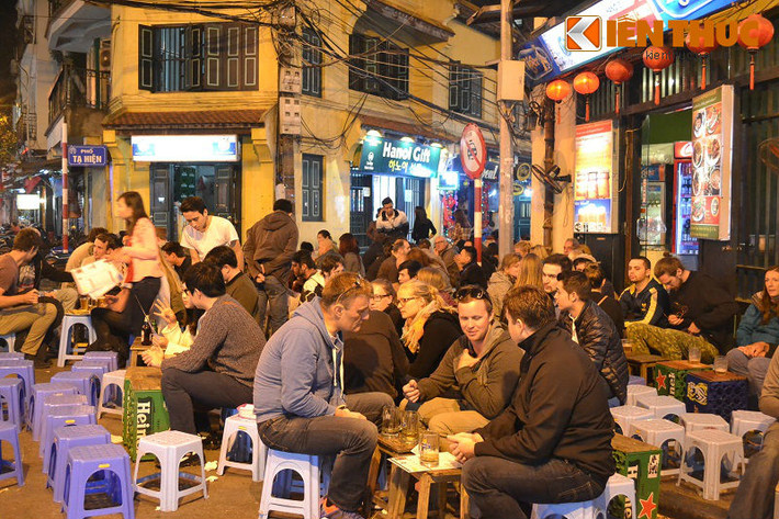 Những con phố nhỏ như Hàng Buồm, Mã Mây, Tạ Hiện... vốn là nơi tập trung rất đông du khách nước ngoài, được gọi là "phố Tây" ở Hà Nội.